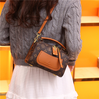 Дамска вечерна чанта с хоризонтална квадратна форма – PU кожа, цип за отваряне, подплата полиестер, вътрешен джоб с цип