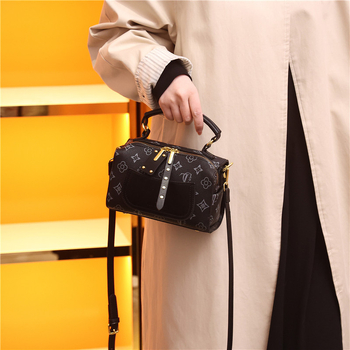 Дамска вечерна чанта с хоризонтална квадратна форма – PU кожа, цип за отваряне, подплата полиестер, вътрешен джоб с цип