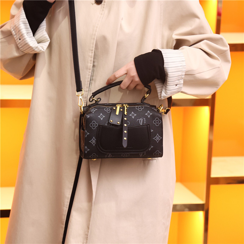 Дамска вечерна чанта с хоризонтална квадратна форма – PU кожа, цип за отваряне, подплата полиестер, вътрешен джоб с цип