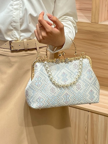 Вечерна чанта от брокат с перлена синджирка и заключване, полиестерна подплата