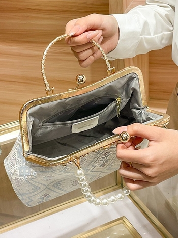 Вечерна чанта от брокат с перлена синджирка и заключване, полиестерна подплата