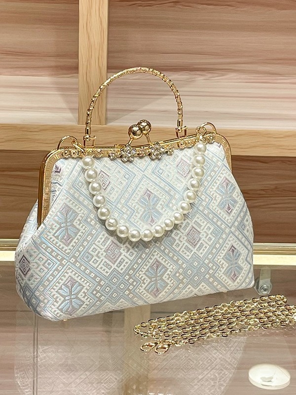 Вечерна чанта от брокат с перлена синджирка и заключване, полиестерна подплата