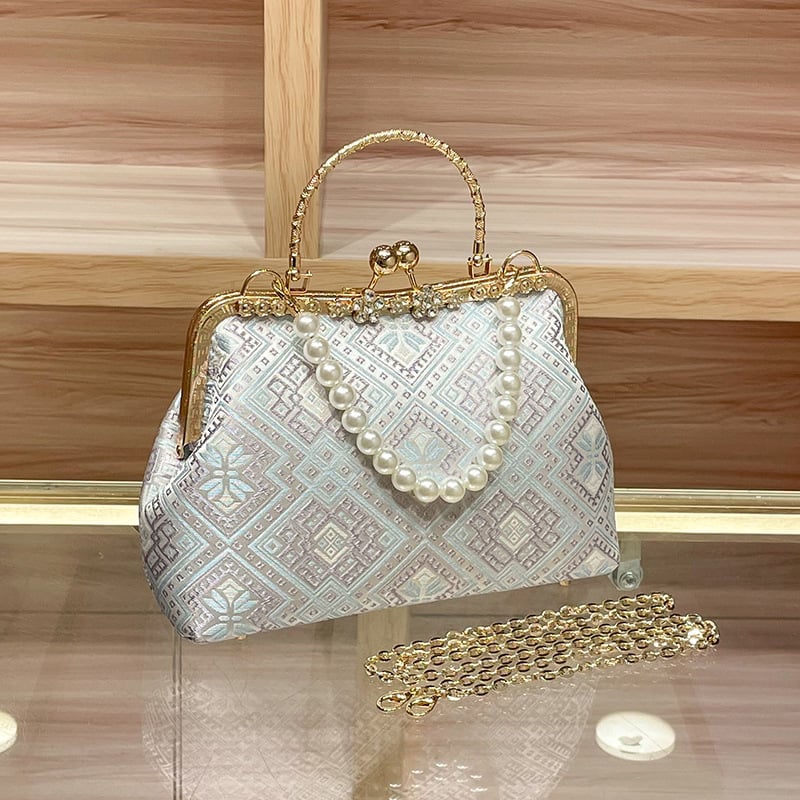 Вечерна чанта от брокат с перлена синджирка и заключване, полиестерна подплата