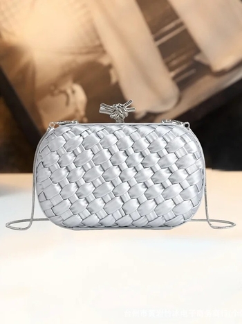 Prava koža, pleteni večernji clutch s zatvaračem na kopčicu, ovalni oblik, pretinac za telefon i unutarnji pretinac sa zatvaračem – Proljeće 2026