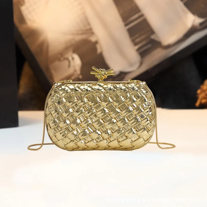 Prava koža, pleteni večernji clutch s zatvaračem na kopčicu, ovalni oblik, pretinac za telefon i unutarnji pretinac sa zatvaračem – Proljeće 2026