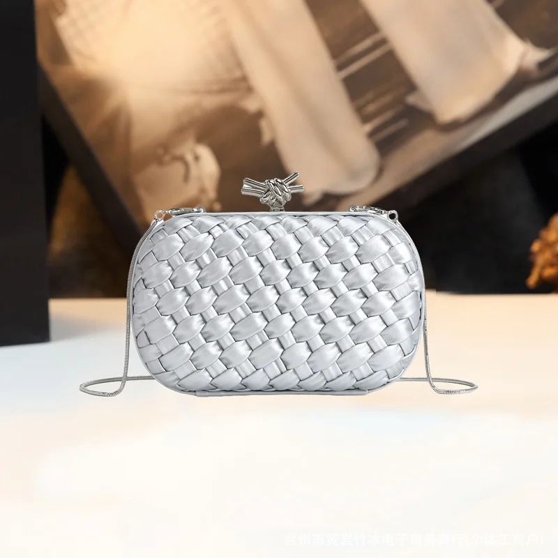 Prava koža, pleteni večernji clutch s zatvaračem na kopčicu, ovalni oblik, pretinac za telefon i unutarnji pretinac sa zatvaračem – Proljeće 2026