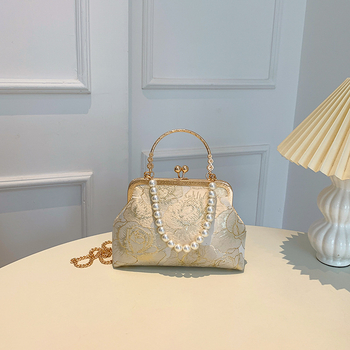 Дамска чанта за рамо тип черупка с текстурен жакард, откриване с кука, подплата полиестер, вътрешен джоб с цип