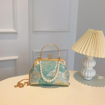 Дамска чанта за рамо тип черупка с текстурен жакард, откриване с кука, подплата полиестер, вътрешен джоб с цип