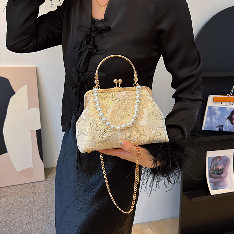 Дамска чанта за рамо тип черупка с текстурен жакард, откриване с кука, подплата полиестер, вътрешен джоб с цип