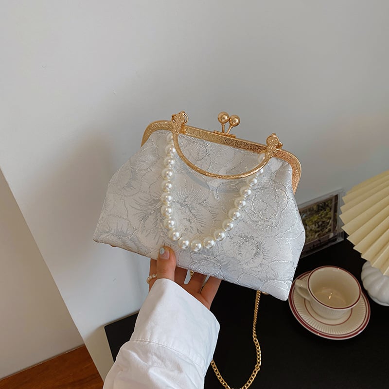 Дамска чанта за рамо тип черупка с текстурен жакард, откриване с кука, подплата полиестер, вътрешен джоб с цип