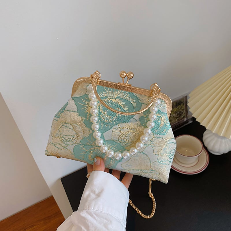 Дамска чанта за рамо тип черупка с текстурен жакард, откриване с кука, подплата полиестер, вътрешен джоб с цип