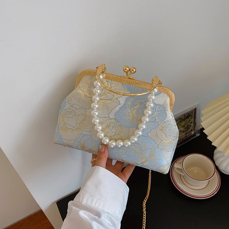 Дамска чанта за рамо тип черупка с текстурен жакард, откриване с кука, подплата полиестер, вътрешен джоб с цип