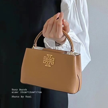 Кожена чанта през рамо | естествена кожа (първи слой телешка кожа) | платнена подплата | хоризонтална квадратна форма | магнитно закопчаване | вътрешен джоб за документи и джоб с цип