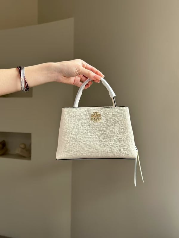 Кожена чанта през рамо | естествена кожа (първи слой телешка кожа) | платнена подплата | хоризонтална квадратна форма | магнитно закопчаване | вътрешен джоб за документи и джоб с цип