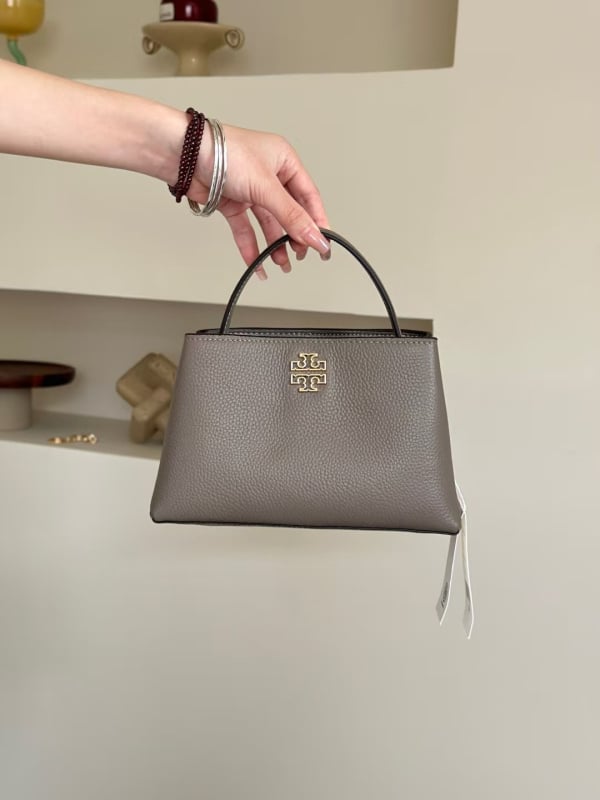 Кожена чанта през рамо | естествена кожа (първи слой телешка кожа) | платнена подплата | хоризонтална квадратна форма | магнитно закопчаване | вътрешен джоб за документи и джоб с цип