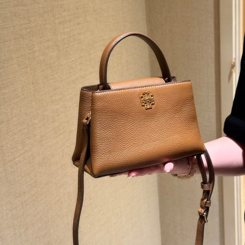 Кожена чанта през рамо | естествена кожа (първи слой телешка кожа) | платнена подплата | хоризонтална квадратна форма | магнитно закопчаване | вътрешен джоб за документи и джоб с цип