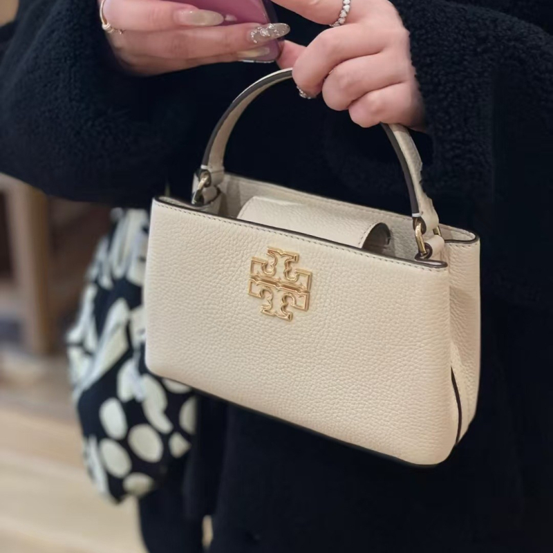 Кожена чанта през рамо | естествена кожа (първи слой телешка кожа) | платнена подплата | хоризонтална квадратна форма | магнитно закопчаване | вътрешен джоб за документи и джоб с цип