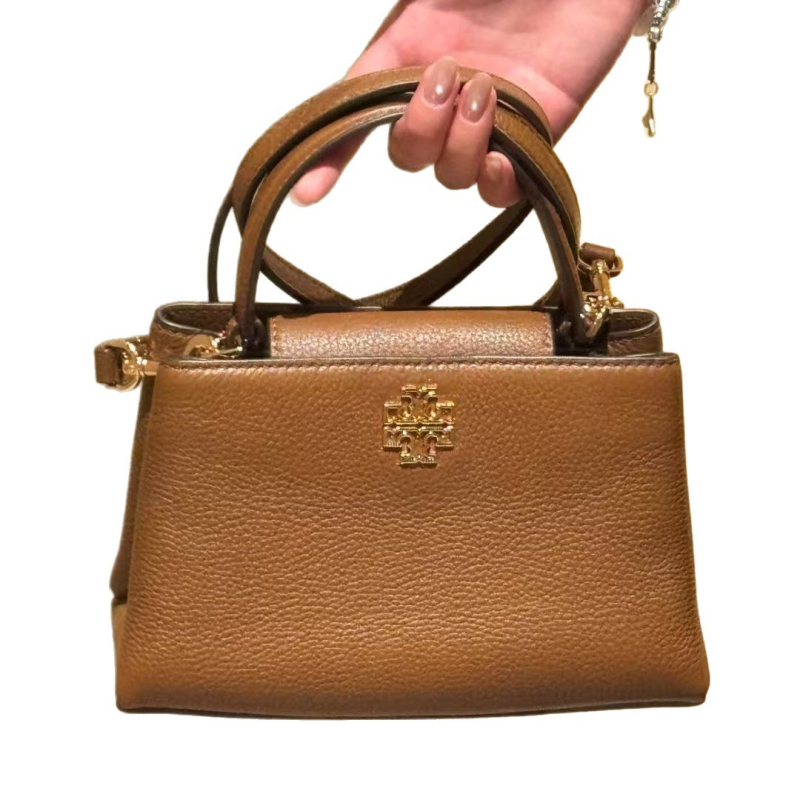 Кожена чанта през рамо | естествена кожа (първи слой телешка кожа) | платнена подплата | хоризонтална квадратна форма | магнитно закопчаване | вътрешен джоб за документи и джоб с цип