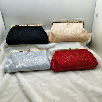 Crossbody večernja torbica s izvezenim uzorkom, poliester, najlonska podstava, mali četvrtasti oblik školjke, unutarnja džep za telefon, magnetsko zatvaranje