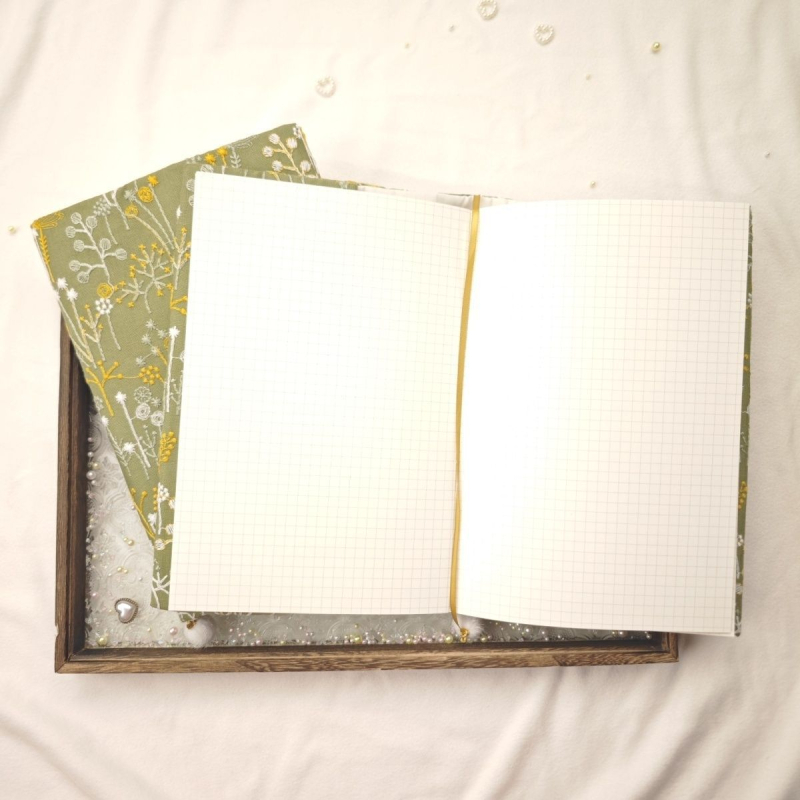 Kézzel készített textil könyvborító csipke szegéllyel, tervhez és heti naplóhoz; Import: Nem; Ajándék: Nem; IP engedély: Nem