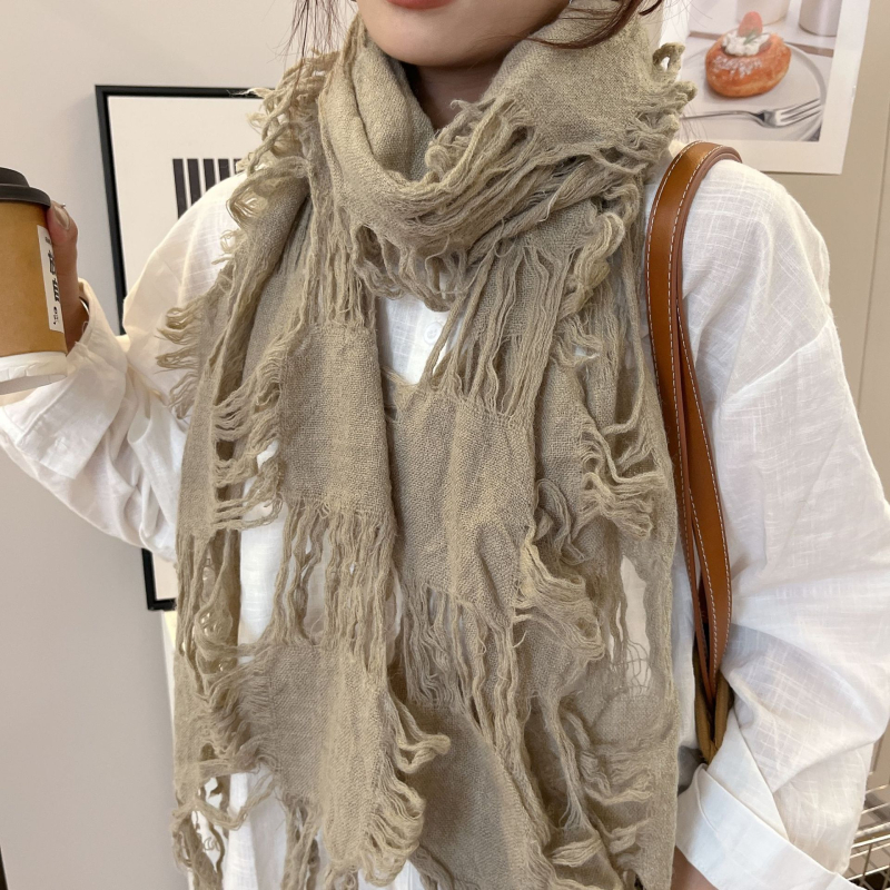 Шал от овча вълна, плетен по технология Warp – топъл за всички сезони, пуснат през есента 2024 г.