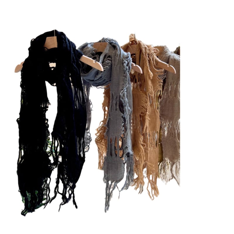 Шал от овча вълна, плетен по технология Warp – топъл за всички сезони, пуснат през есента 2024 г.