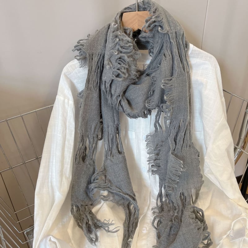 Шал от овча вълна, плетен по технология Warp – топъл за всички сезони, пуснат през есента 2024 г.