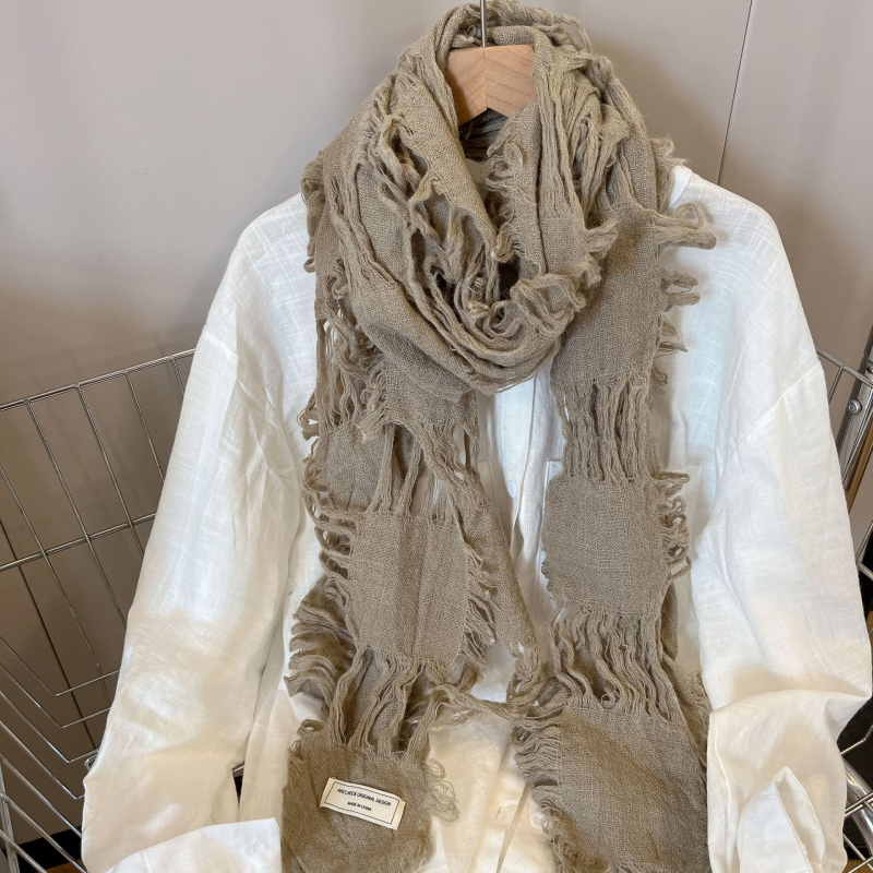 Шал от овча вълна, плетен по технология Warp – топъл за всички сезони, пуснат през есента 2024 г.