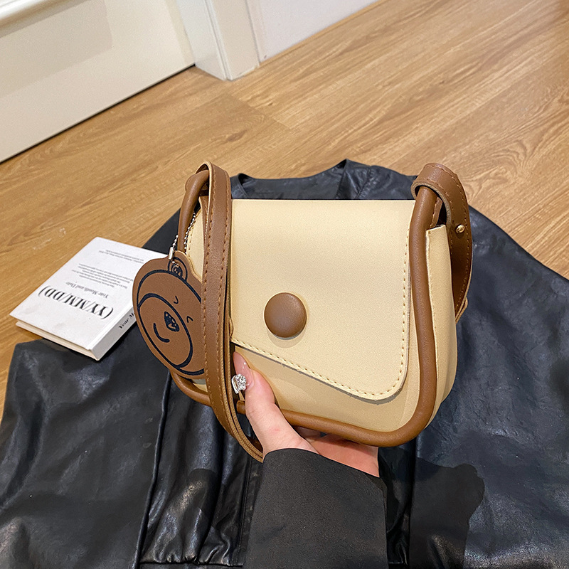 Ženska crossbody torba, korejski stil, gradski minimalistički dizajn, PU koža, horizontalno kvadratni oblik, magnetska kopča, džep za telefon