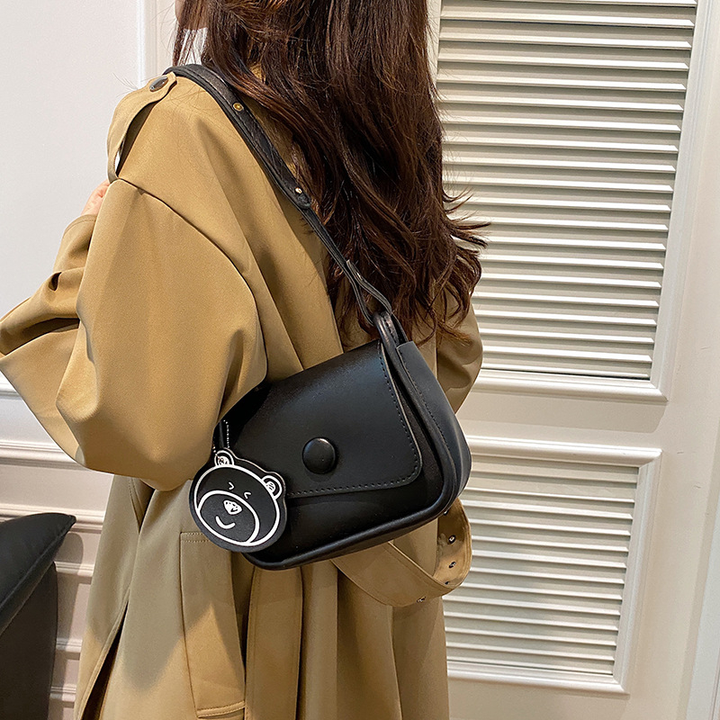 Ženska crossbody torba, korejski stil, gradski minimalistički dizajn, PU koža, horizontalno kvadratni oblik, magnetska kopča, džep za telefon