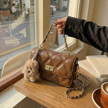 PU crossbody torbica urban minimalističkog stila, horizontalno pravokutnog oblika, zaključavanje kopčom, unutarnja džep sa zipom.