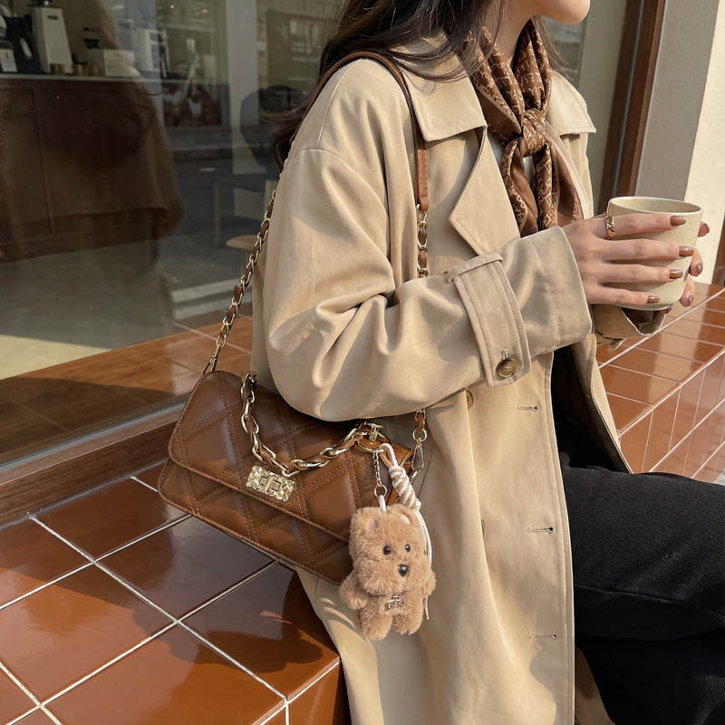 PU crossbody torbica urban minimalističkog stila, horizontalno pravokutnog oblika, zaključavanje kopčom, unutarnja džep sa zipom.