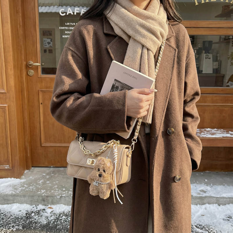 PU crossbody torbica urban minimalističkog stila, horizontalno pravokutnog oblika, zaključavanje kopčom, unutarnja džep sa zipom.