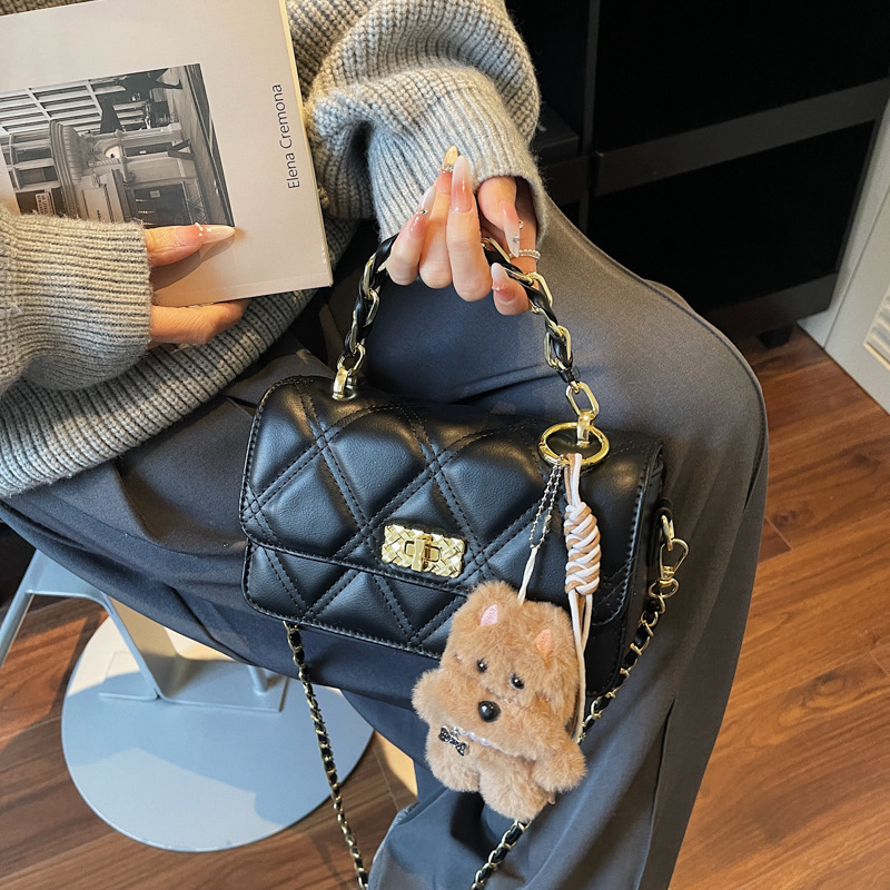 PU crossbody torbica urban minimalističkog stila, horizontalno pravokutnog oblika, zaključavanje kopčom, unutarnja džep sa zipom.