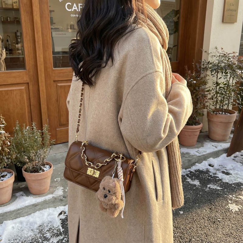 PU crossbody torbica urban minimalističkog stila, horizontalno pravokutnog oblika, zaključavanje kopčom, unutarnja džep sa zipom.