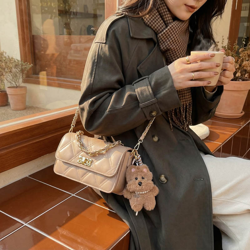 PU crossbody torbica urban minimalističkog stila, horizontalno pravokutnog oblika, zaključavanje kopčom, unutarnja džep sa zipom.