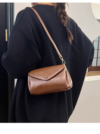 Ženska crossbody torbica, PU koža, vodoravni kvadratni oblik, poliester podstava, kopča s klikom, džep za mobitel