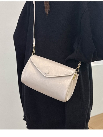 Ženska crossbody torbica, PU koža, vodoravni kvadratni oblik, poliester podstava, kopča s klikom, džep za mobitel