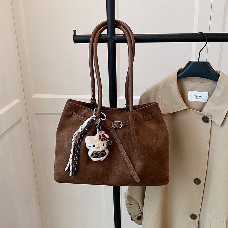 Дамска чанта‑торба за рамо с урбанистичен минималистичен стил, PU материал, хоризонтално правоъгълен силует, ципово отваряне, вътрешен джоб с цип