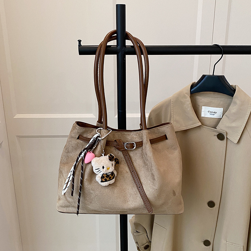 Дамска чанта‑торба за рамо с урбанистичен минималистичен стил, PU материал, хоризонтално правоъгълен силует, ципово отваряне, вътрешен джоб с цип