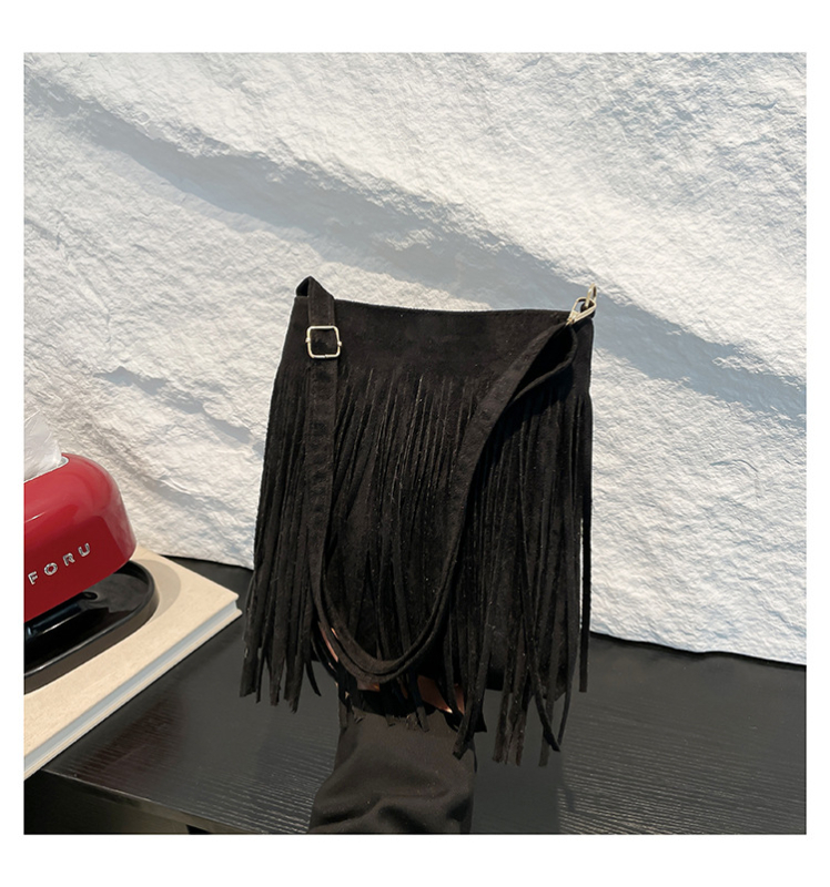 Ženska torbica s pomponom u etno stilu – minimalistička retro, crossbody, vertikalni kvadratni oblik; model XN-5612, PU, zatvarač, džep za telefon