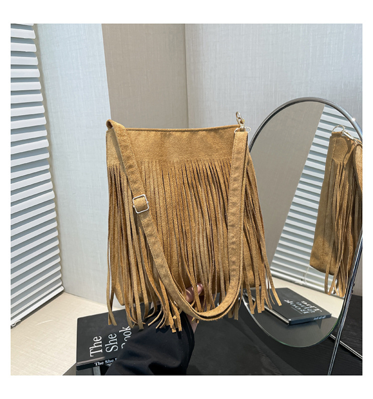 Ženska torbica s pomponom u etno stilu – minimalistička retro, crossbody, vertikalni kvadratni oblik; model XN-5612, PU, zatvarač, džep za telefon