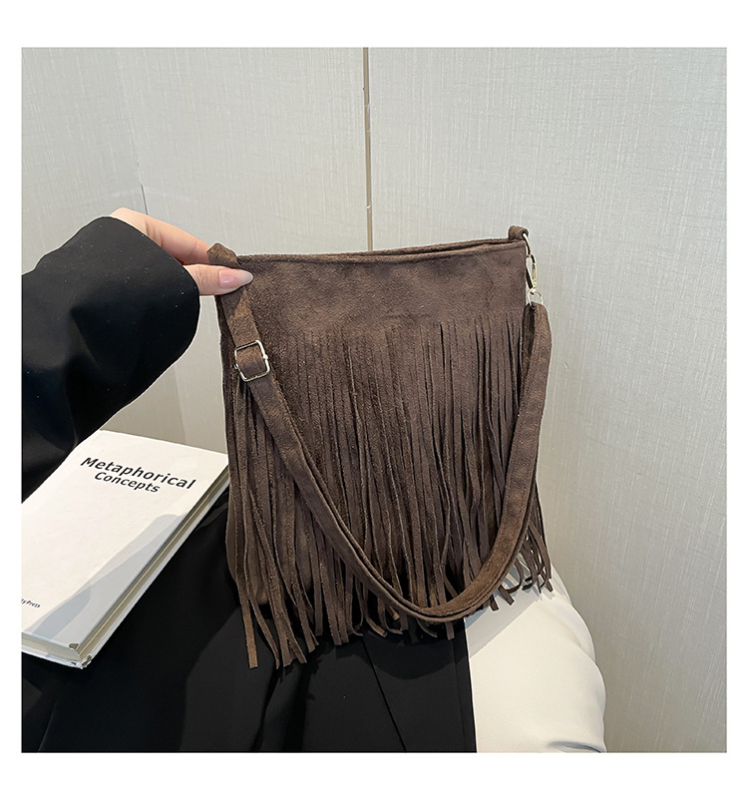 Ženska torbica s pomponom u etno stilu – minimalistička retro, crossbody, vertikalni kvadratni oblik; model XN-5612, PU, zatvarač, džep za telefon