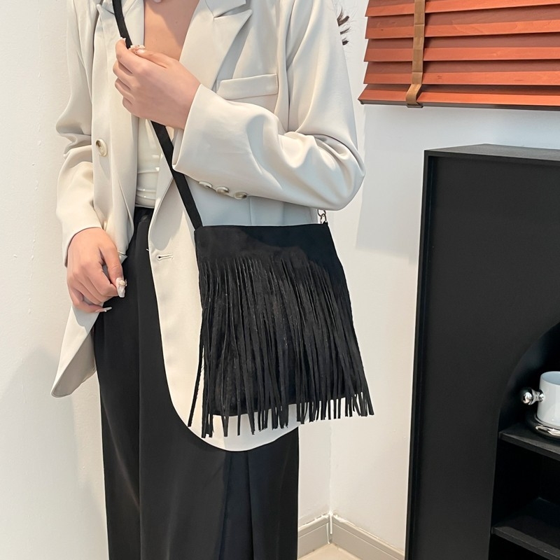 Ženska torbica s pomponom u etno stilu – minimalistička retro, crossbody, vertikalni kvadratni oblik; model XN-5612, PU, zatvarač, džep za telefon
