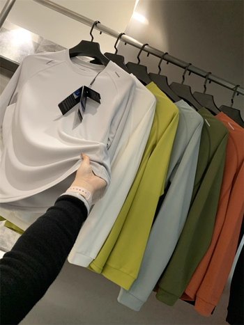 Majica s dugim rukavima od poliester smjese, okrugli izrez, prilagođeni kroj