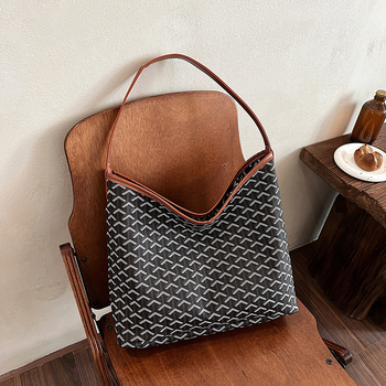 PU crossbody torba, gradski minimalistički stil, oblik bucket, zatvarač, unutarnji džepovi za telefon i dokumente, poliester podstava.