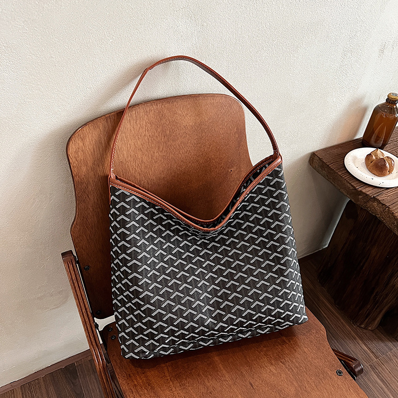 PU crossbody torba, gradski minimalistički stil, oblik bucket, zatvarač, unutarnji džepovi za telefon i dokumente, poliester podstava.
