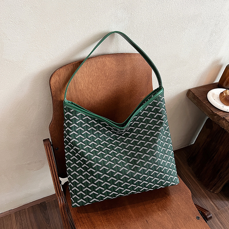 PU crossbody torba, gradski minimalistički stil, oblik bucket, zatvarač, unutarnji džepovi za telefon i dokumente, poliester podstava.