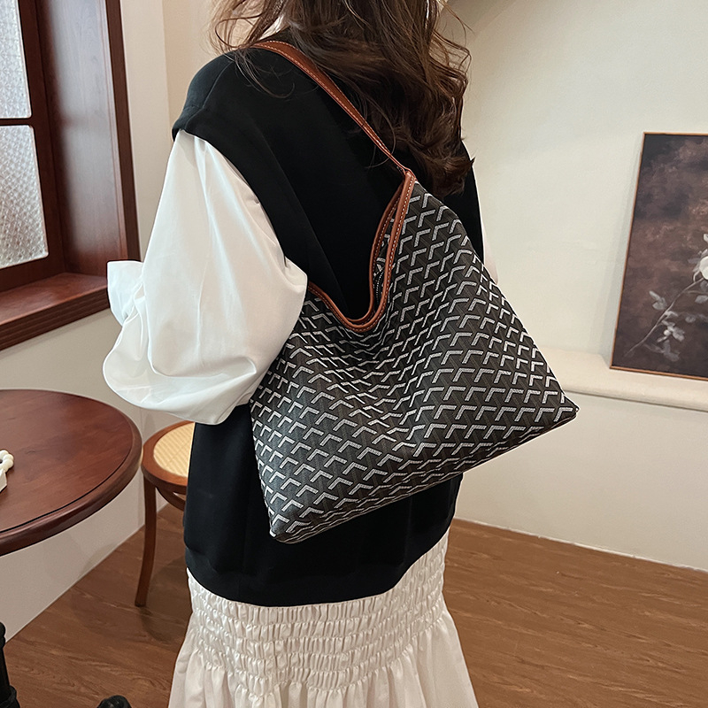 PU crossbody torba, gradski minimalistički stil, oblik bucket, zatvarač, unutarnji džepovi za telefon i dokumente, poliester podstava.