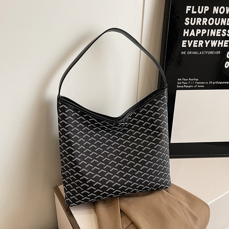 PU crossbody torba, gradski minimalistički stil, oblik bucket, zatvarač, unutarnji džepovi za telefon i dokumente, poliester podstava.